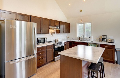 Athens House | Sleepy Hollow Lake Home w/Deck, Pool Access!