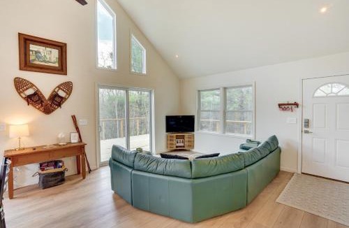 Athens House | Sleepy Hollow Lake Home w/Deck, Pool Access!