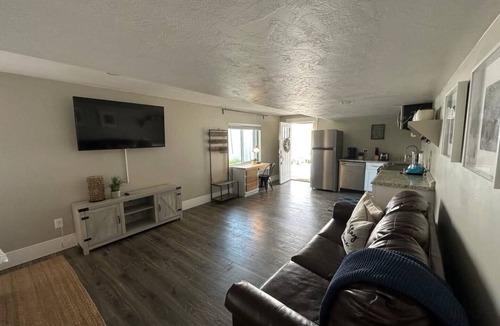 Sunset Heights Apartment | Sleepy Ridge Studio, Self Check-in, Free Parking