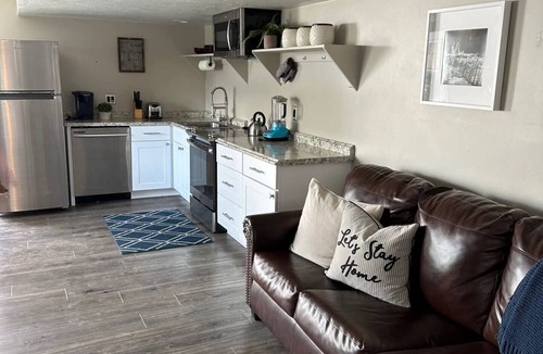 Sunset Heights Apartment | Sleepy Ridge Studio, Self Check-in, Free Parking
