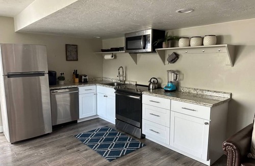Sunset Heights Apartment | Sleepy Ridge Studio, Self Check-in, Free Parking