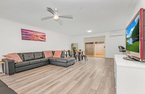 Echuca House | Sleepy Shackell - 12pm checkout, breakfast.