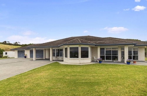 Whakatiwai House | SLICE OF HEAVEN IN KAIAUA WITH SEA VIEWS - BEACH & PARK WITHIN WALKING DISTANCE