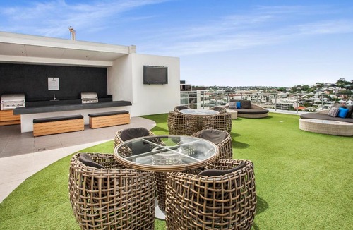 Fortitude Valley Apartment | Slick Valley Pad with Balcony and Rooftop Pool