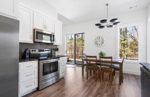 Bella Vista Ski Chalet | Slickrock Chalet Contemporary Pet friendly Hot tub