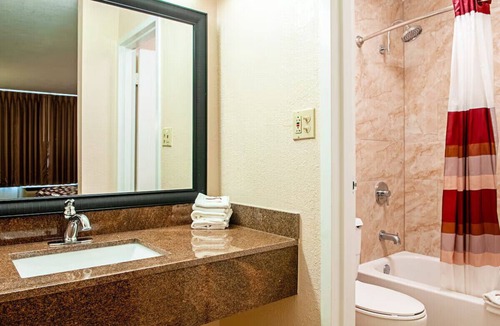 Slidell Hotel | Slidell Deluxe King Room w/Outdoor Pool