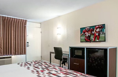Slidell Hotel | Slidell Deluxe King Room w/Outdoor Pool