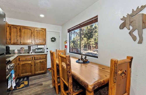 Summit Estates Apartment | Slopeside Cabin A Walk to Lifts & Parking