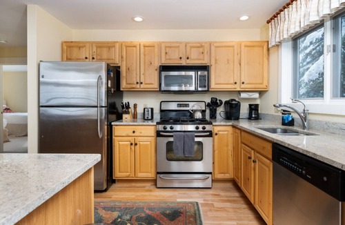 Killington House | SlopeSide Chalet- AC, Hot tub, Grill, pool!