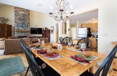 Killington House | SlopeSide Chalet- AC, Hot tub, Grill, pool!
