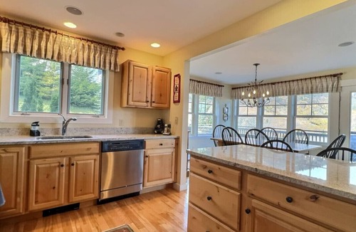 Killington House | SlopeSide Chalet- AC, Hot tub, Grill, pool!