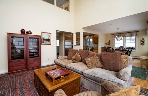 Killington House | SlopeSide- Pool, Grill, Hot tub, Views!
