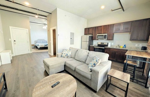 Central West End Apartment | SLU/Barnes Hospital Queen Studio Retreat 203