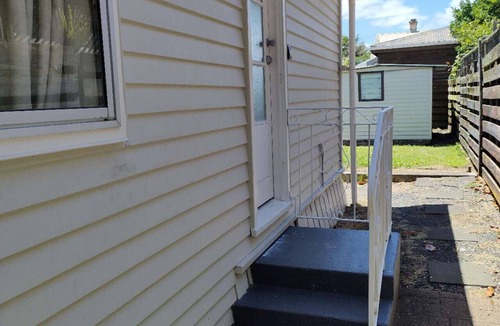 Epsom Apartment | Small 2 bedroom flat 7a Rangiatea Road