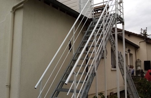 Neuilly Apartment | SMALL ATTIC STUDIO FOR 2 PEOPLE