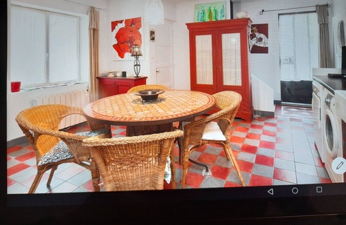 Camaret-sur-Aigues House | Small atypical village house