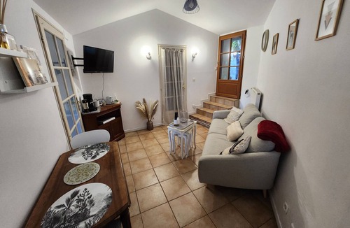 Saint-Benoit House | Small atypical house with terrace 1 20min from Futuroscope.