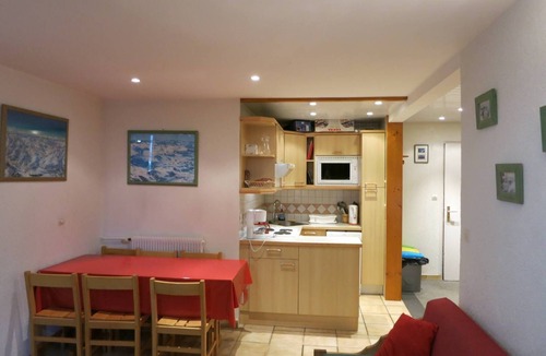Le Lavachet Apartment | SMALL BUILDING NEAR THE SLOPES SOUTH FACING ROCHES ROUGES B20