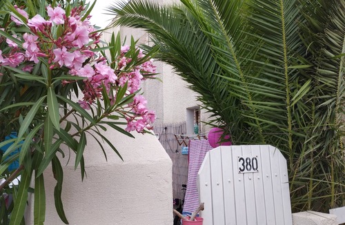 Narbonne-Plage Cabin | Small bungalow with terrace/mezzanine/pool/parking 200 m from the sea.
