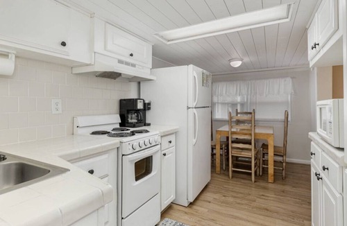 Surfside Beach Cottage | Small But Cozy