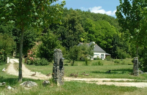 Saint-Epain Cottage | Small corner for sinners and hikers, calm relaxation in the country.