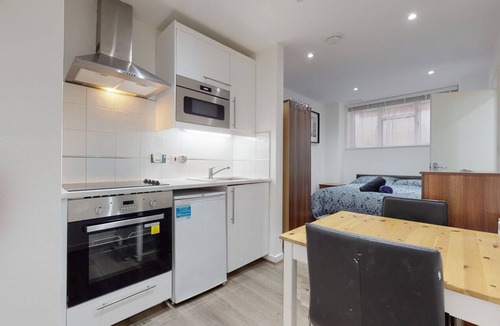 Mapesbury Apartment | Small cosy Studio flat