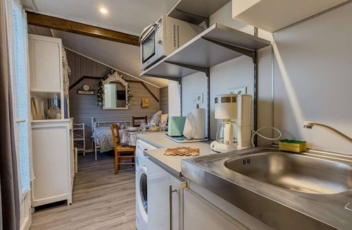 Auguaise Cabin | Small country cottage with wifi and parking