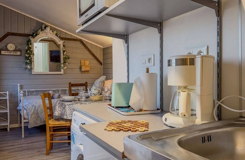 Auguaise Cabin | Small country cottage with wifi and parking