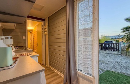 Auguaise Cabin | Small country cottage with wifi and parking