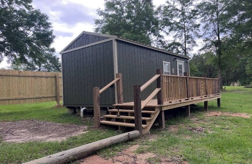 Petal Cabin | Small Cozy cabin in charming Petal perfect for a relaxing getaway