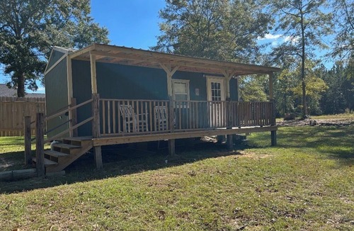 Petal Cabin | Small Cozy cabin in charming Petal perfect for a relaxing getaway