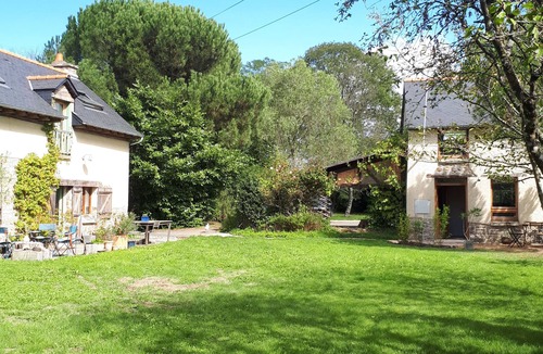 Gahard House | Small earthen house in the Gallo countryside