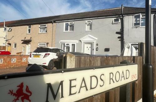 Enfield Highway House | Small En-suite