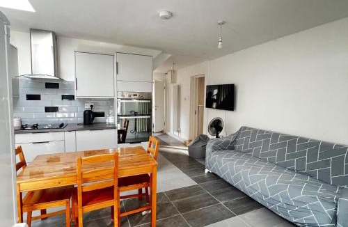 Enfield Highway House | Small En-suite