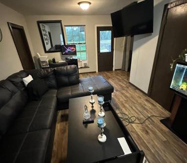 El Campo House | Small family home with big yard