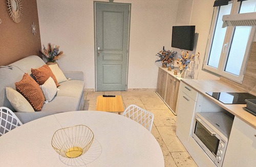 Caumont-sur-Durance House | Small flirtatious house