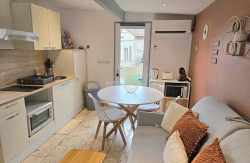 Caumont-sur-Durance House | Small flirtatious house