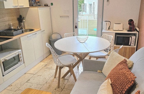 Caumont-sur-Durance House | Small flirtatious house