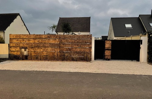 Saint-Jean-de-la-Riviere House | Small house by the sea