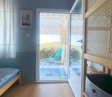 Tijesno House | Small house at seafront