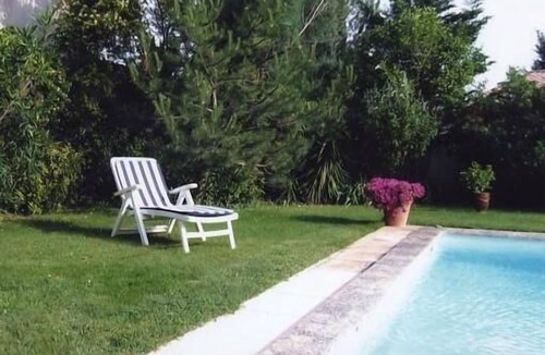 Tavel House | Small house by a private pool in a pleasant setting