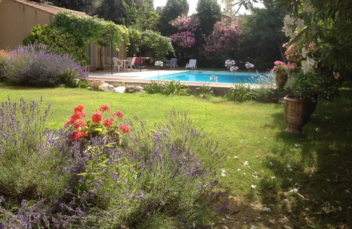 Tavel House | Small house by a private pool in a pleasant setting
