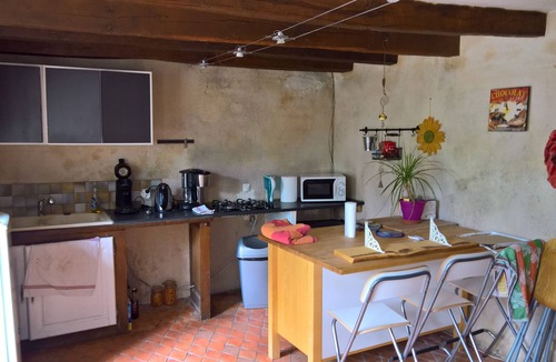 Cravant-les-Coteaux House | Small house in the forest