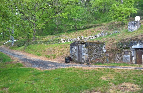 Cravant-les-Coteaux House | Small house in the forest