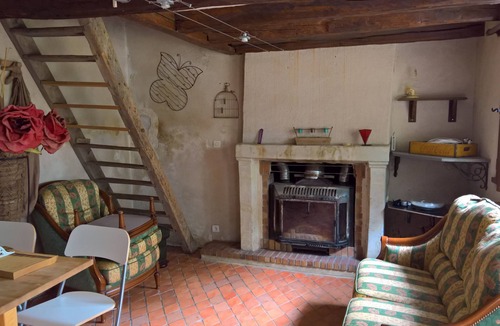 Cravant-les-Coteaux House | Small house in the forest