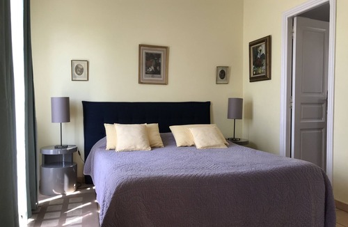 Arles Other | Small house in 43 acres