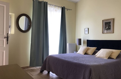 Arles Other | Small house in 43 acres