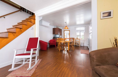 Pointe-au-Pic Condo | Small house with flowers and country