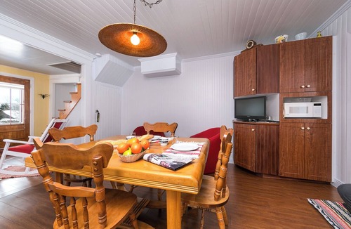 Pointe-au-Pic Condo | Small house with flowers and country