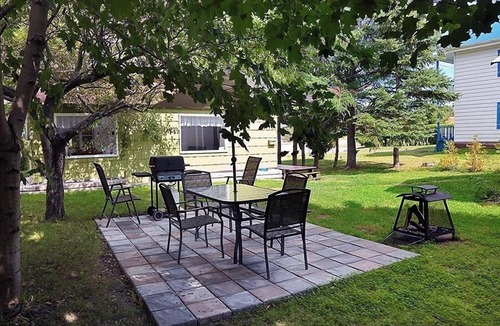 Pointe-au-Pic Condo | Small house with flowers and country